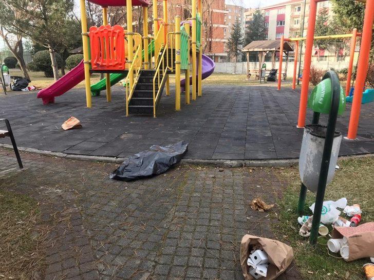 Çocuk parkını çöplüğe dönüştürdüler G2