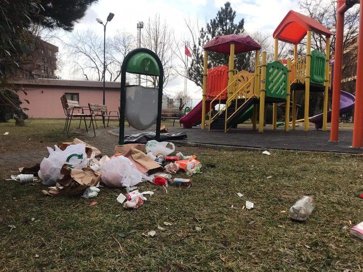 Çocuk parkını çöplüğe dönüştürdüler G4
