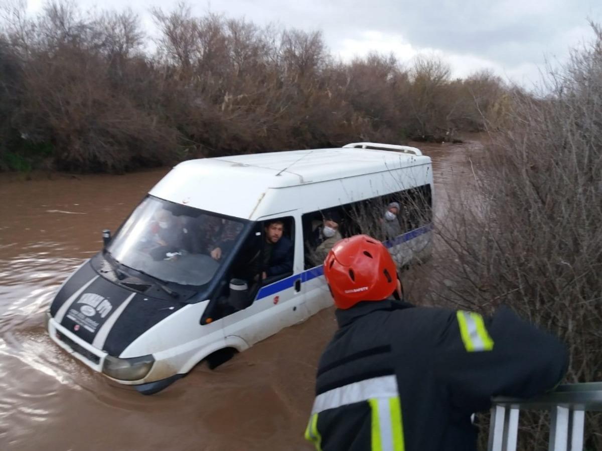 Selde mahsur kalan minib&uuml;s i&ccedil;erisindeki 9 kişi merdivenle kurtarıldı