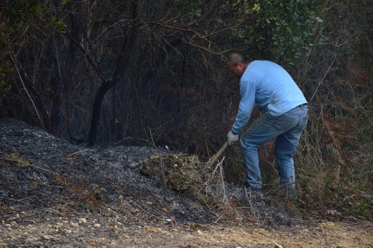 Yaktığı anızlardan &ccedil;ıkan yangını kendi s&ouml;nd&uuml;rd&uuml;