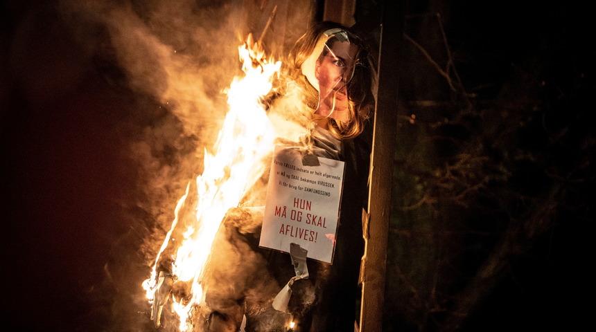 Danimarka’da Başbakan Frederiksen’in maketini yakan 3 kişi tutuklandı