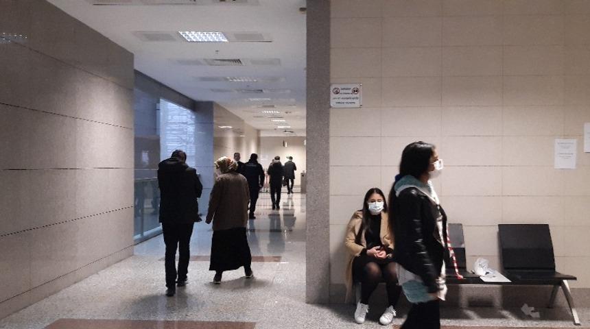 Kardeşini tinerle yakan sanığın yargılanmasına devam edildi