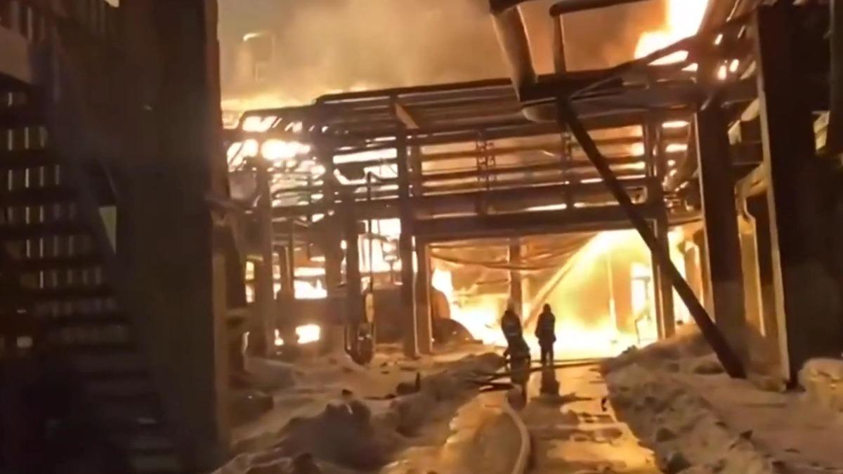 Rusya&rsquo;da petrol rafinerisinde yangın