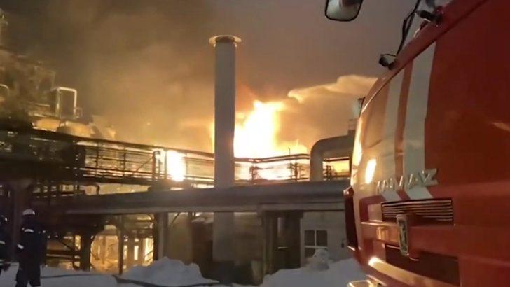 Rusya’da petrol rafinerisinde yangın G2