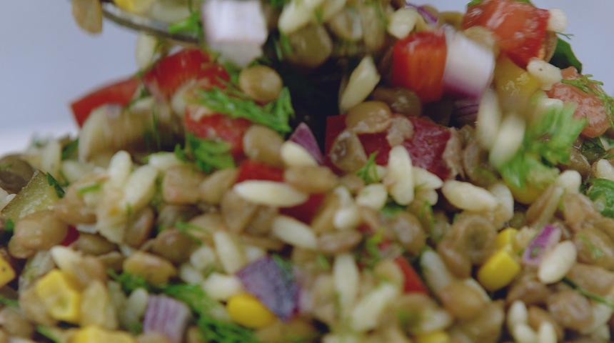 Patates Yatağında Yeşil Mercimek Salatası