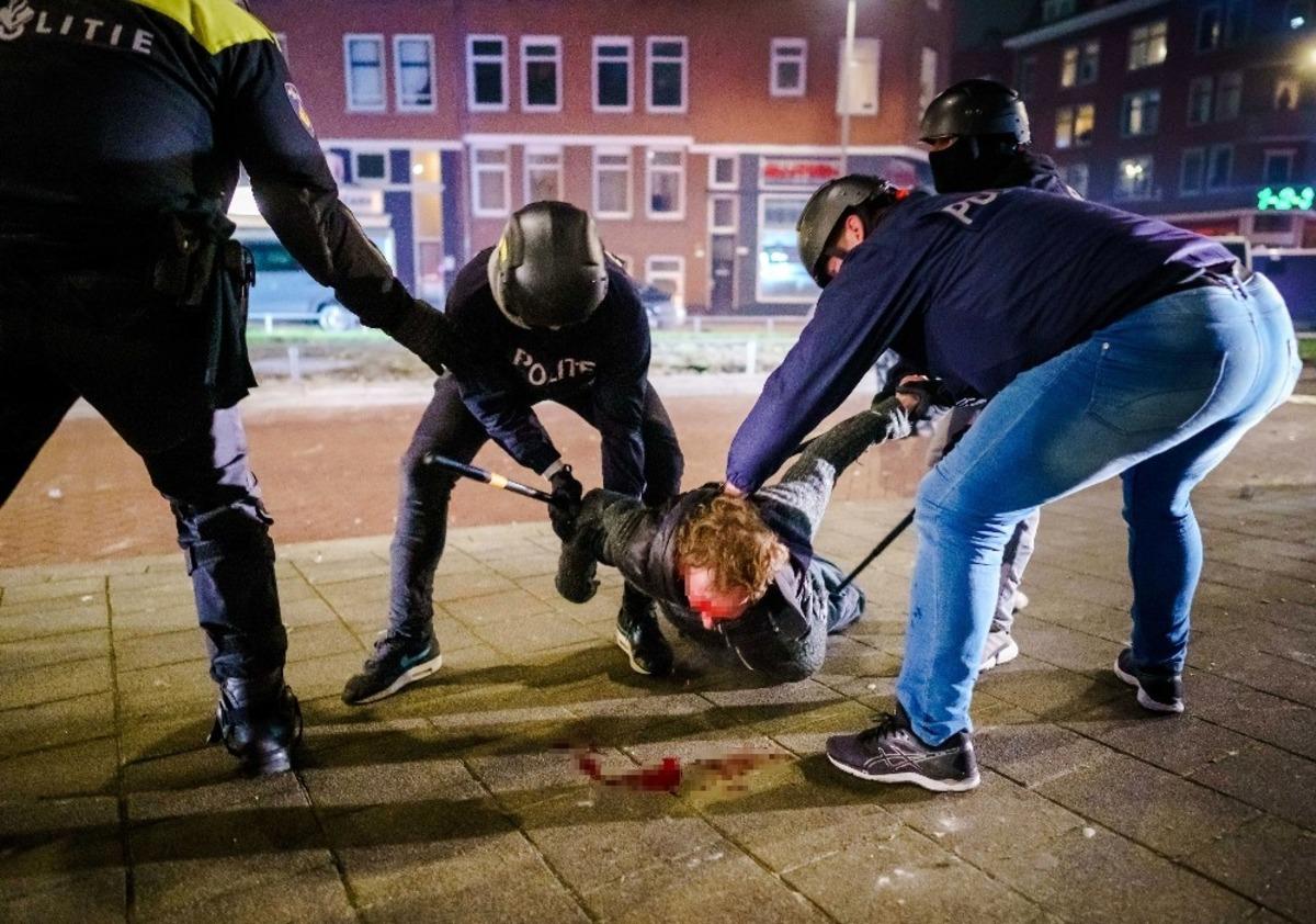 Hollanda&rsquo;da salgın tedbirlerine karşı protestolar şiddetini arttırdı