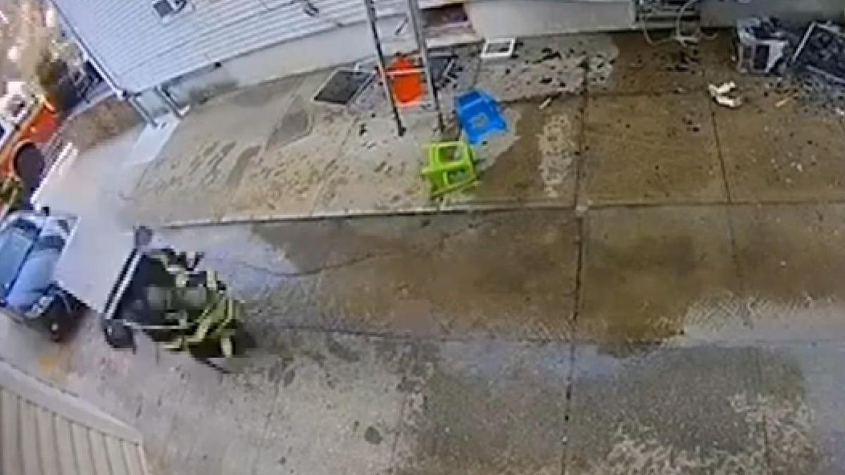 ABD&rsquo;de yangına m&uuml;dahale etmeye giden itfaiye erinin başına klima d&uuml;şt&uuml;