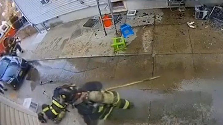 ABD’de yangına müdahale etmeye giden itfaiye erinin başına klima düştü G3