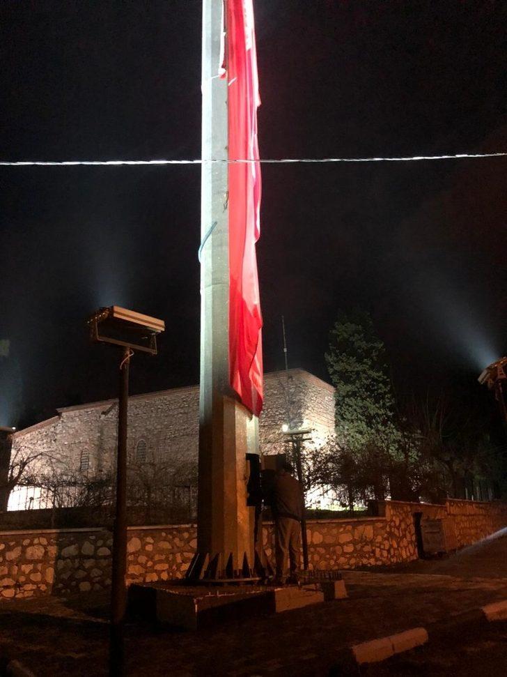 Manisa Büyükşehir Belediyesinden bayrak hassasiyeti G3