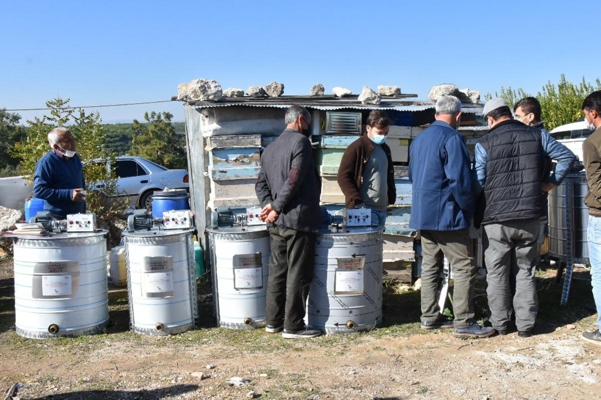 Mersinli arıcılara bal s&uuml;zme makinesi ve &ccedil;adır dağıtımı başladı