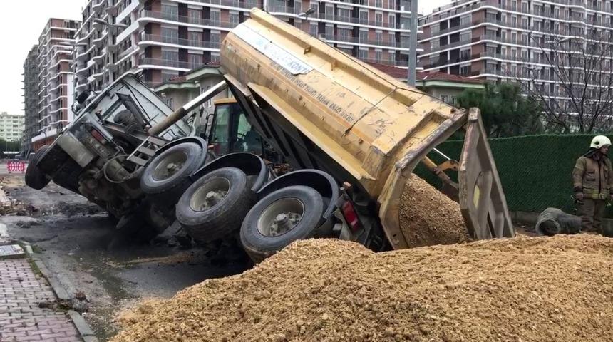 Beylikd&uuml;z&uuml;&rsquo;nde yol &ccedil;alışması sırasında &ccedil;&ouml;kme meydana geldi, kamyon yan yattı