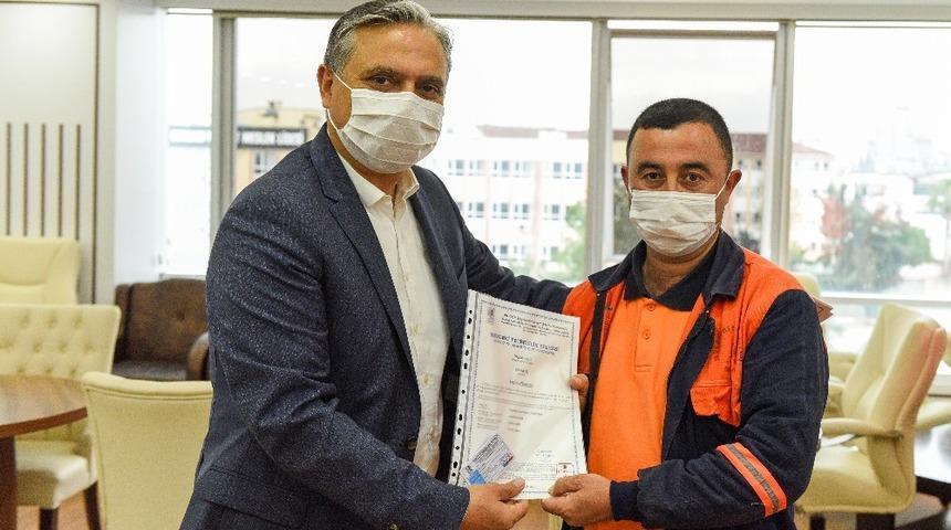 Mesleki yeterlilik sertifikalarını Başkan Uysal verdi