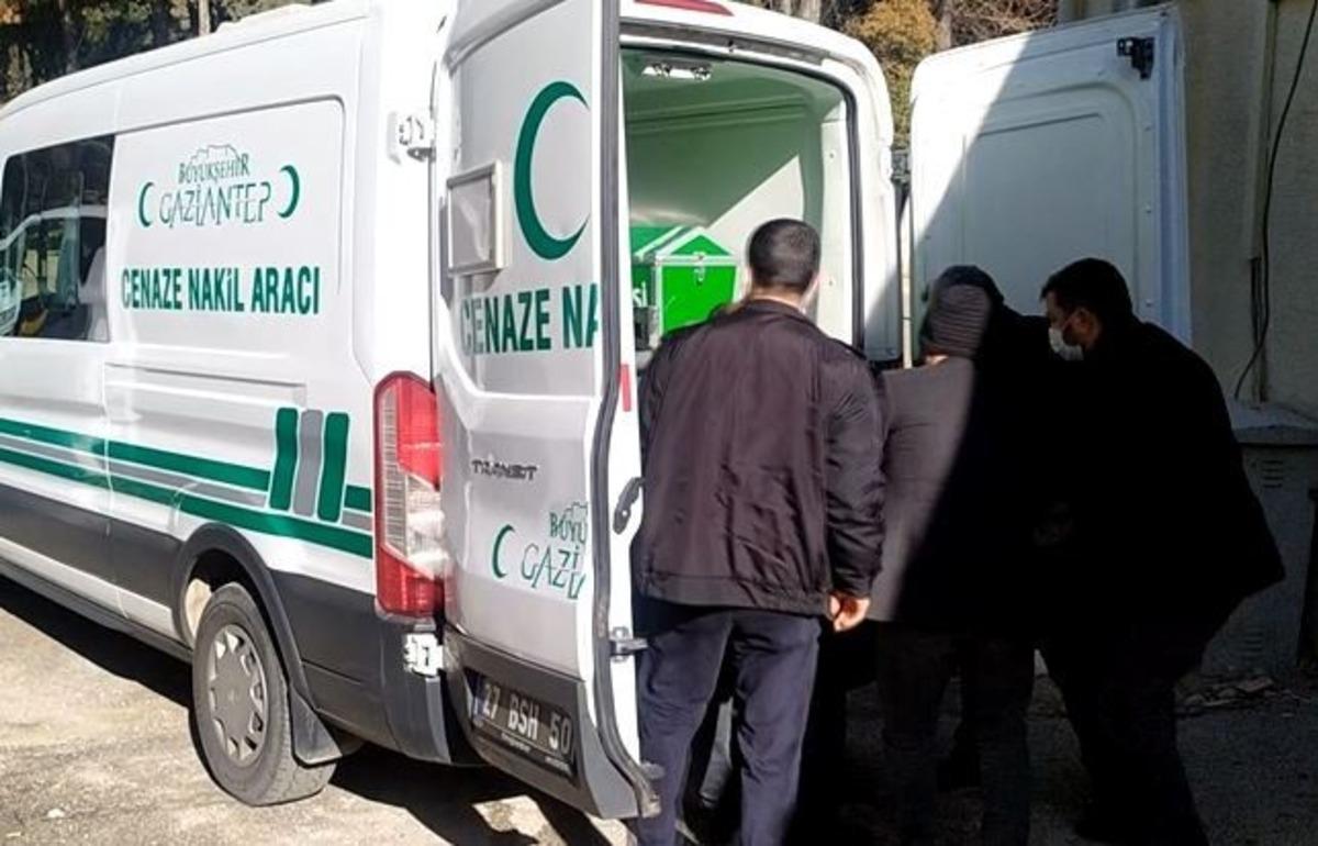 &Uuml;&ccedil; &ccedil;ocuk babası adam tartıştığı arkadaşı tarafından &ouml;ld&uuml;r&uuml;ld&uuml;
