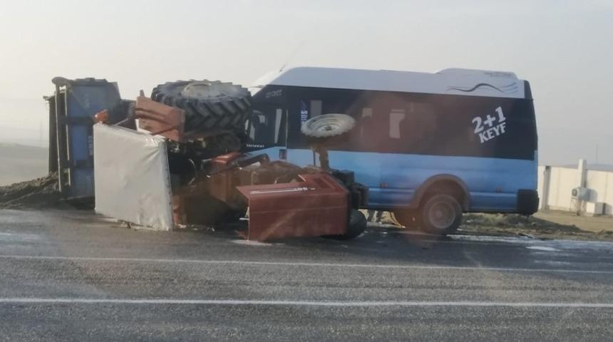 Batman&rsquo;da tekstil iş&ccedil;ilerini taşıyan minib&uuml;s trakt&ouml;rle &ccedil;arpıştı: 15 yaralı
