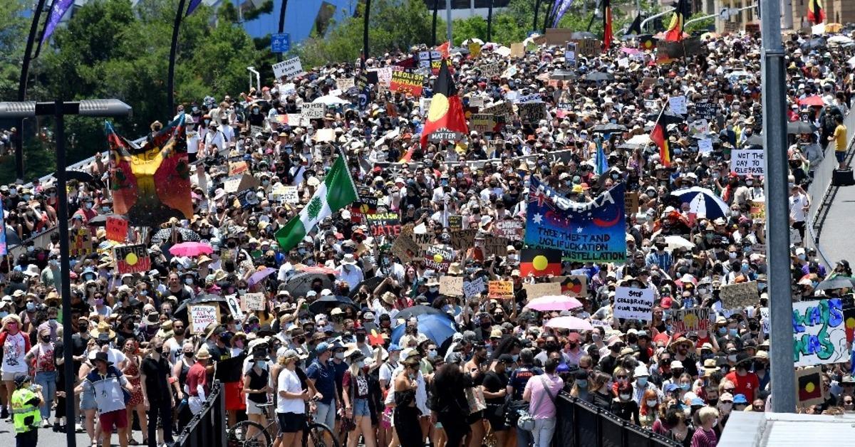 Avustralya G&uuml;n&uuml; kutlamalarında yerlilerden protesto