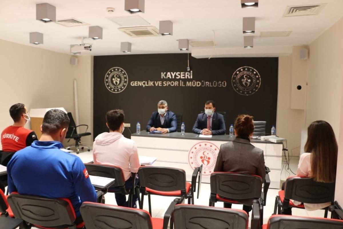 Ali İhsan Kabakcı, g&uuml;reş&ccedil;iler ile değerlendirme toplantısı yaptı