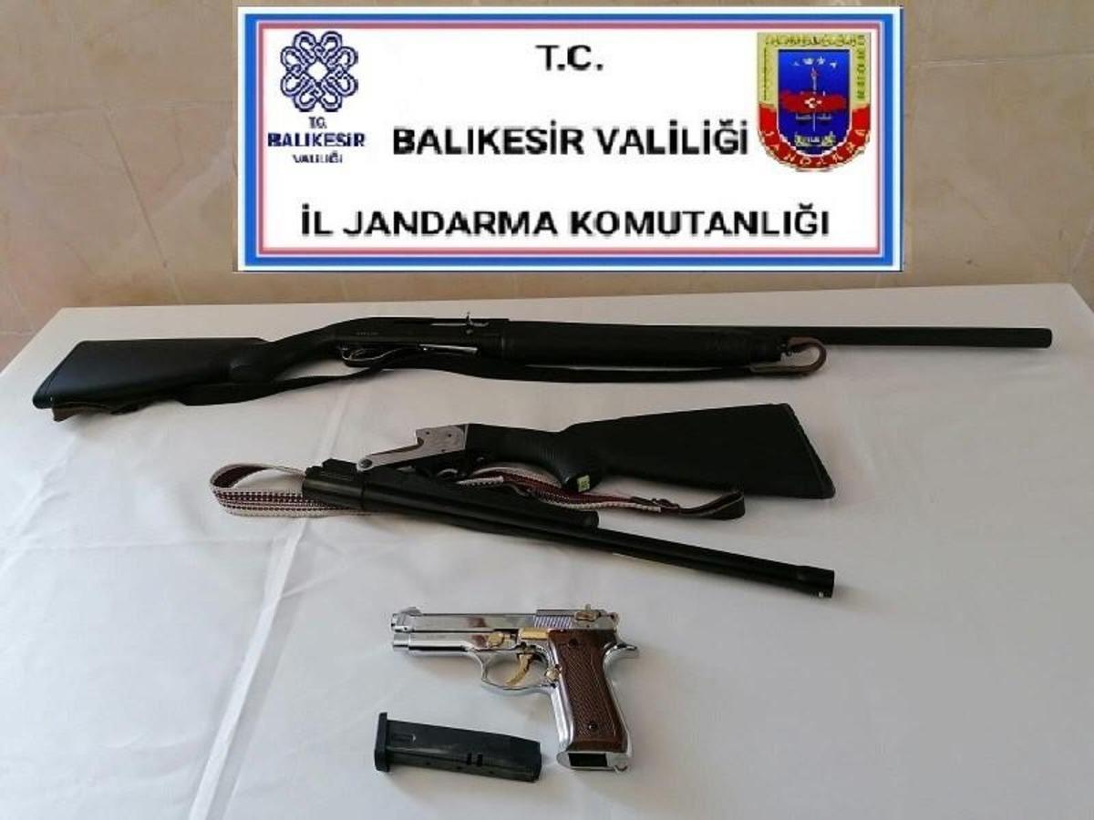 Balıkesir&rsquo;de jandarma son 3 g&uuml;nde aranan 50 kişiyi yakaladı