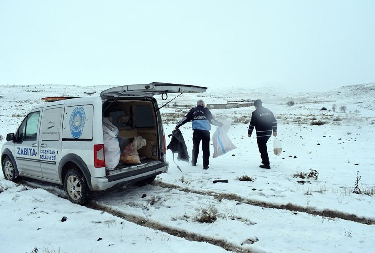 Yaban hayvanları ile sokak hayvanlarına yiyecek bırakıldı