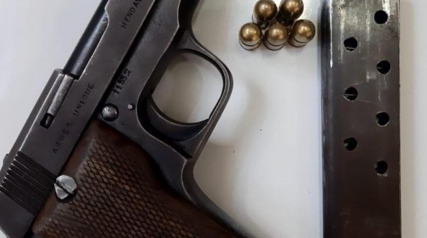 Aranan ş&uuml;pheliler polis uygulamasına takıldı