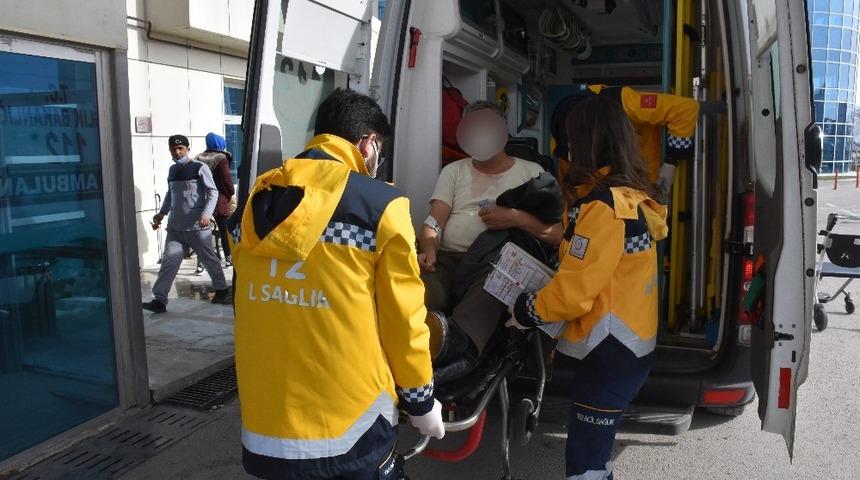 Erkeğe eşinden sopalı ve satırlı şiddet