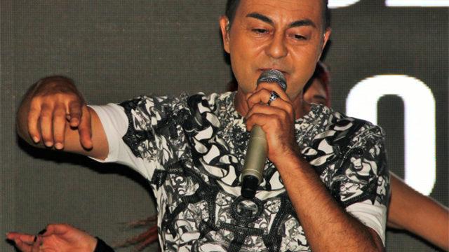 Serdar Ortaç: Evlendikten sonra enayi gibi yüzük takıyorum!