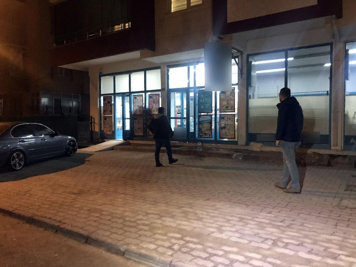 Marketin tuvaletinde saklanıp 25 bin lirayı &ccedil;aldılar