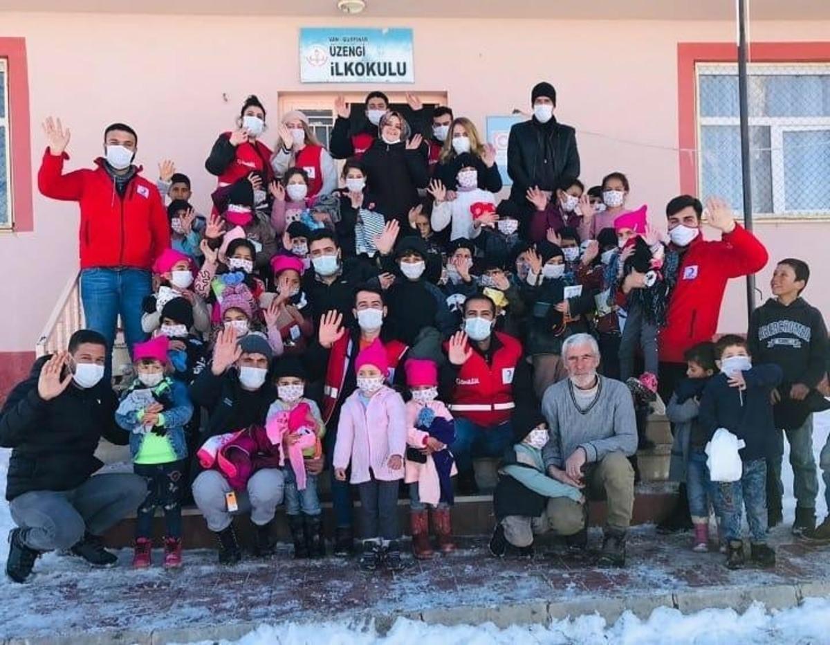 G&uuml;rpınar&rsquo;da &ccedil;ocuklara kıyafet yardımı