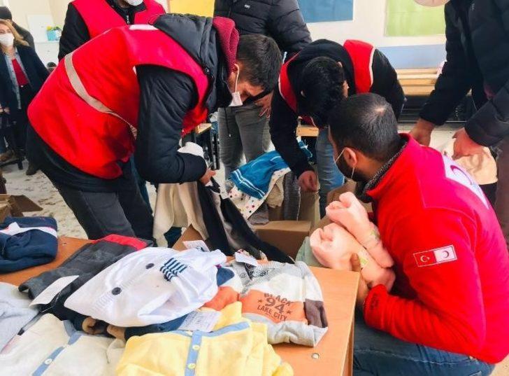 Gürpınar’da çocuklara kıyafet yardımı G2