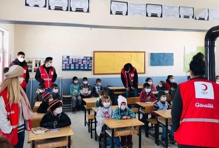 Gürpınar’da çocuklara kıyafet yardımı G4