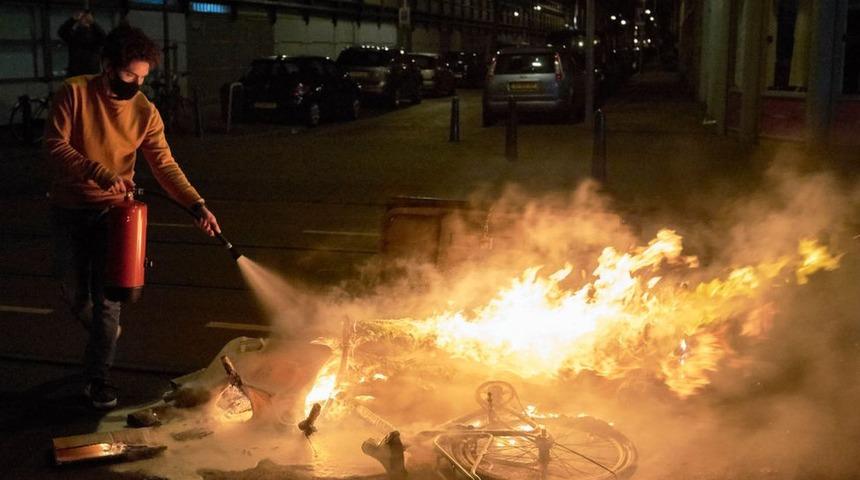 Hollanda'da protestolar: Futbol kul&uuml;plerinin taraftarları yağmaları &ouml;nlemek i&ccedil;in polise yardım ediyor