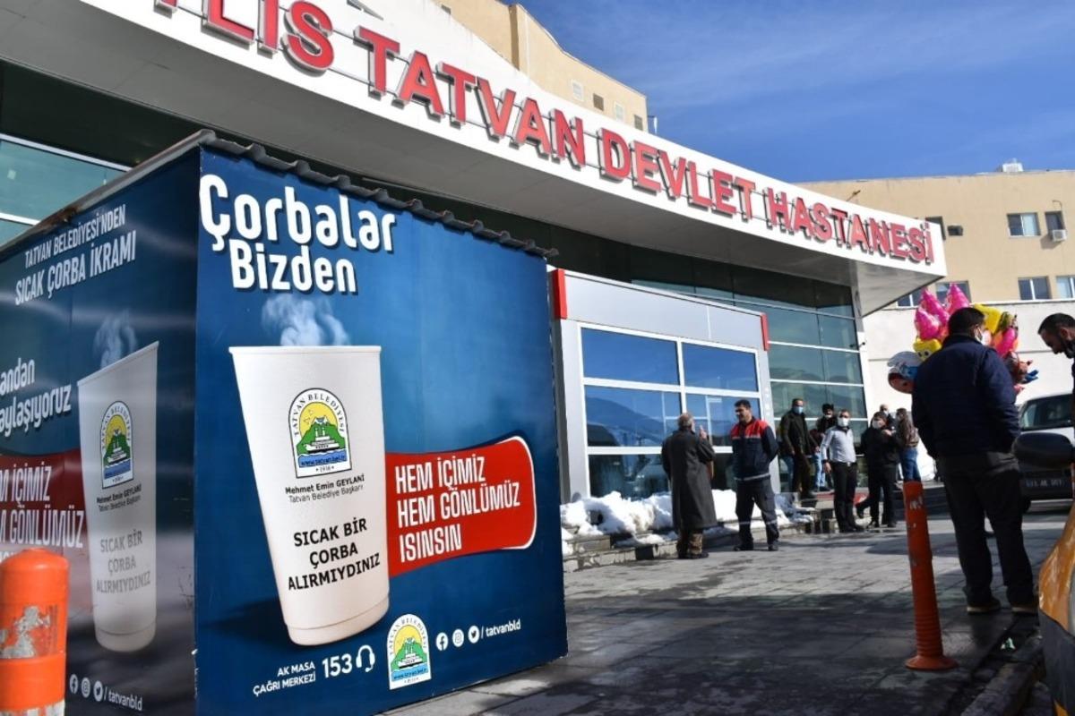 Tatvan Belediyesinden sıcak &ccedil;orba ikramı