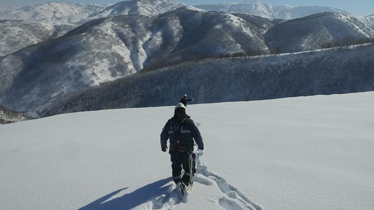 VEDAŞ ekipleri karlı tepeleri kar motoru ve paletli ara&ccedil;la aşarak arızaları gideriyor