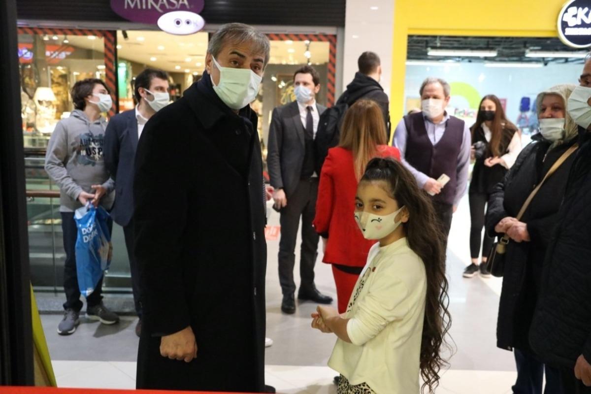 Salgın s&uuml;recinde yaptığı resimlerle sergi a&ccedil;tı