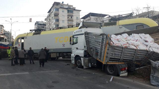 Tren tıra böyle çarptı 1