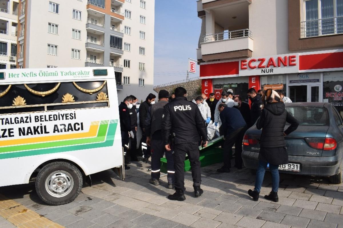 Tartıştığı eşiyle g&ouml;r&uuml;nt&uuml;l&uuml; g&ouml;r&uuml;şme yapıp intihar etti