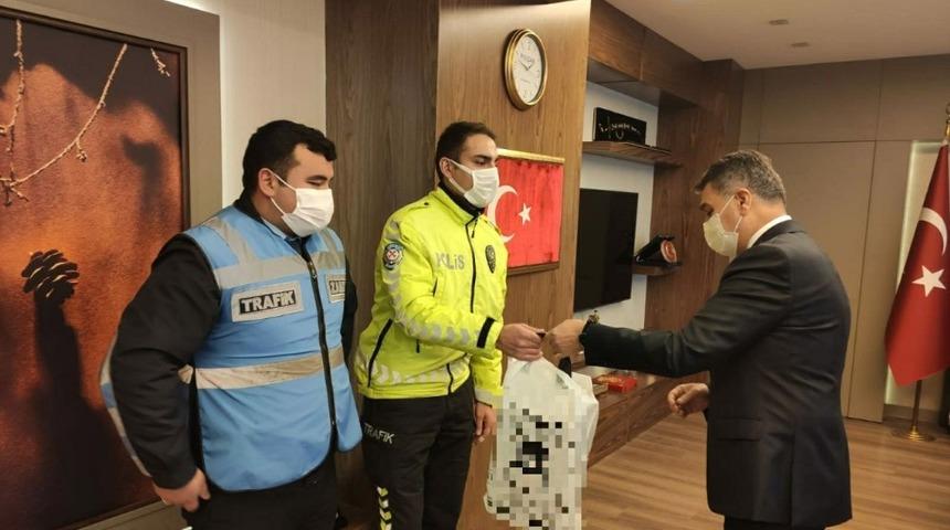 ATM &ouml;n&uuml;nde unutulan parayı trafik polisleri buldu
