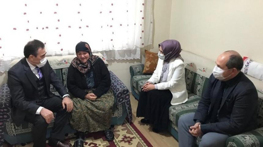 Burhaniye&rsquo;de Kaymakam Memiş yaşlıları ziyaret ediyor