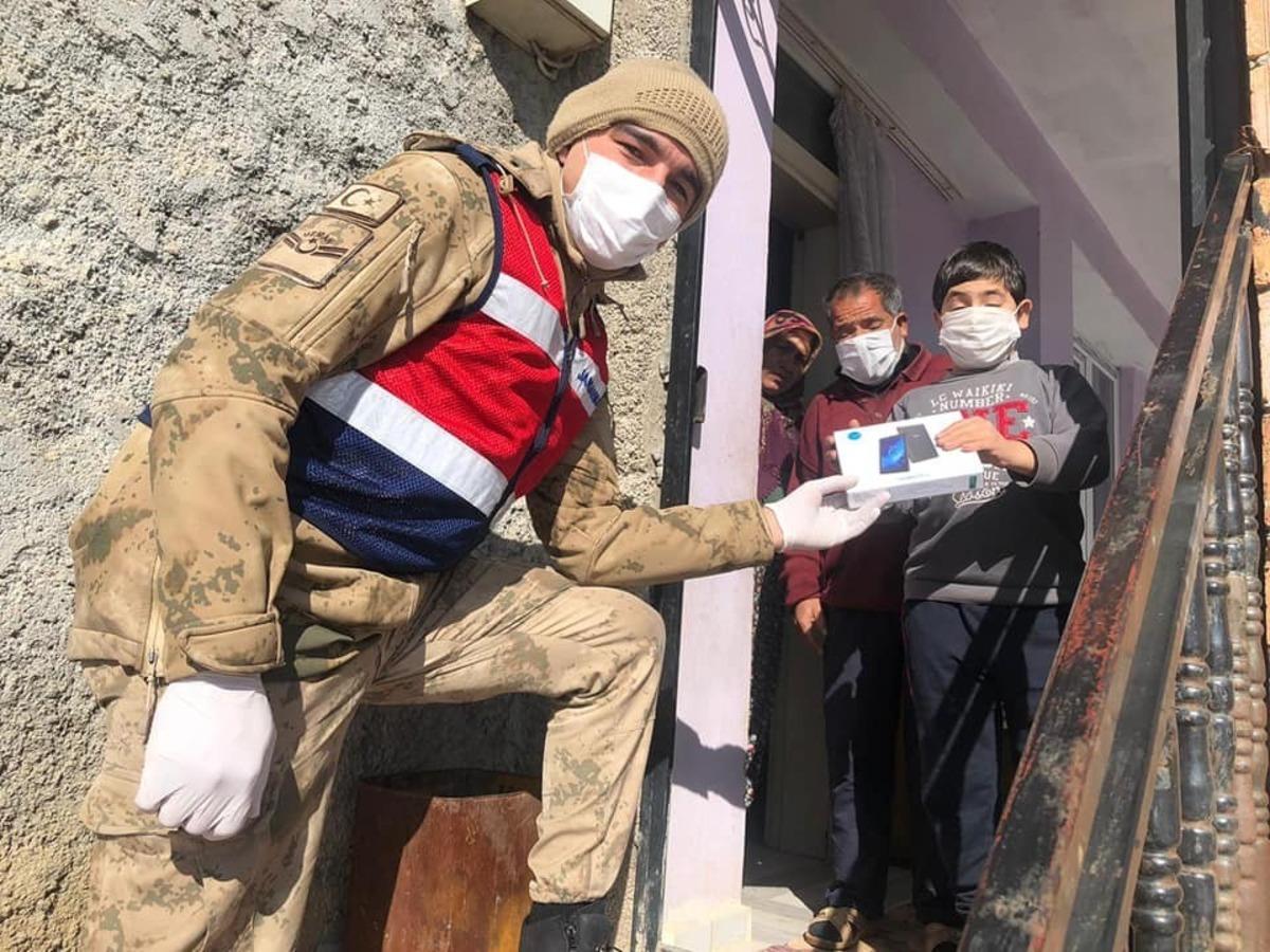 G&uuml;venlik g&uuml;&ccedil;leri y&uuml;zleri g&uuml;ld&uuml;r&uuml;yor