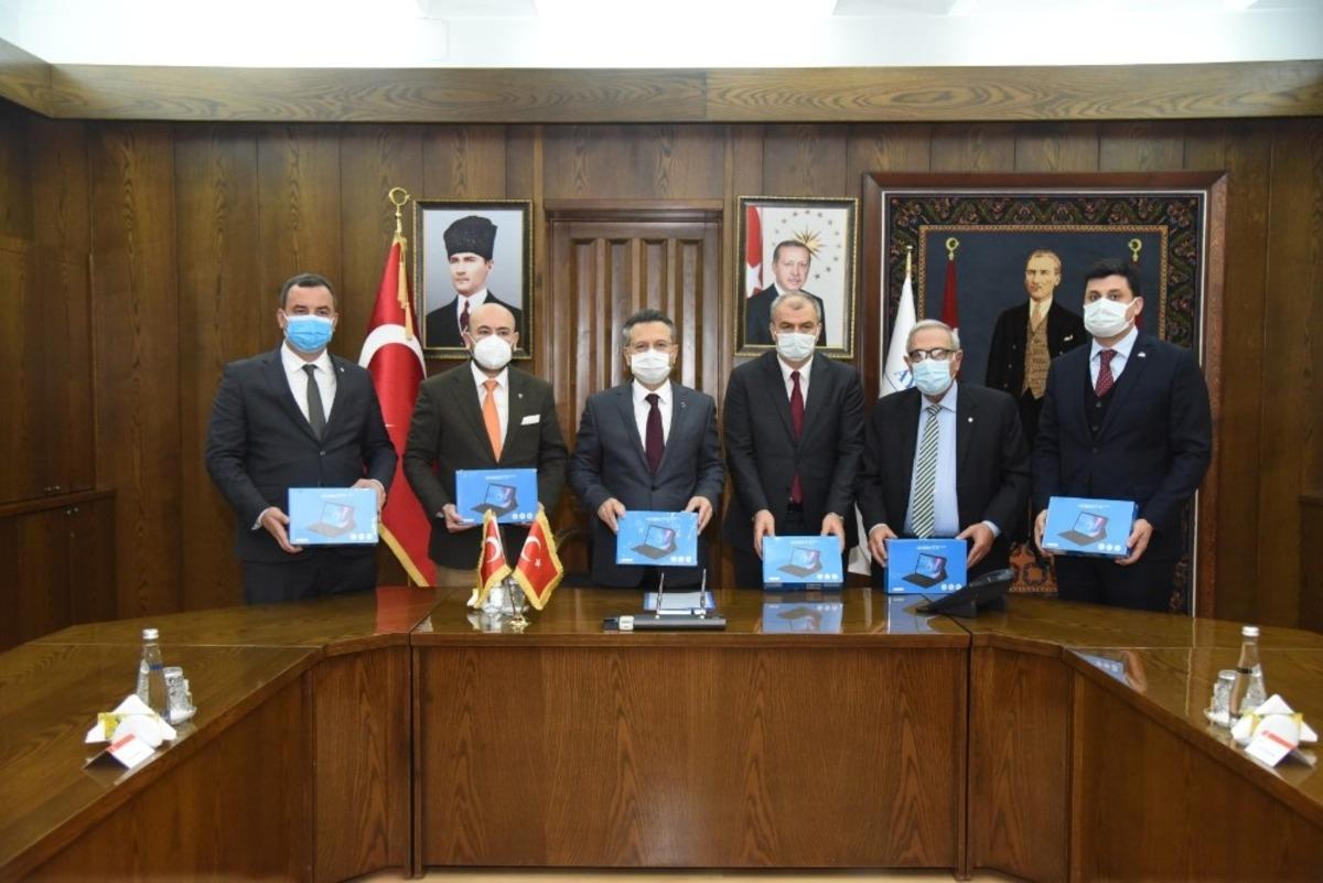 İhtiya&ccedil; sahibi &ouml;ğrenciler i&ccedil;in 180 adet tablet teslim edildi
