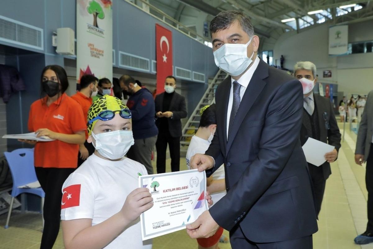 Minikler kula&ccedil;larını ataları i&ccedil;in attılar