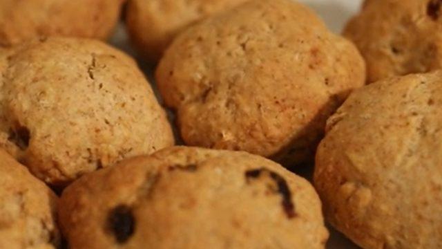 Süte batırmalık kalorisi az... Kuru üzümlü yulaflı kurabiye tarifi!