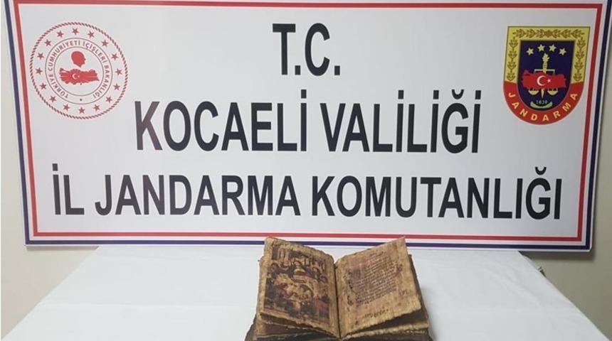 Torpidoya gizlenen tarihi İncil&rsquo;i jandarma buldu