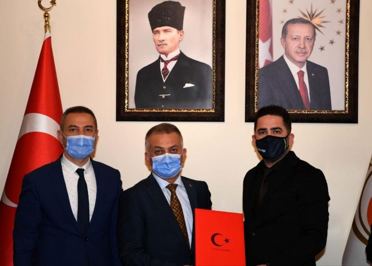 Gen&ccedil; hayırseverden  8 derslikli ortaokul protokol&uuml;