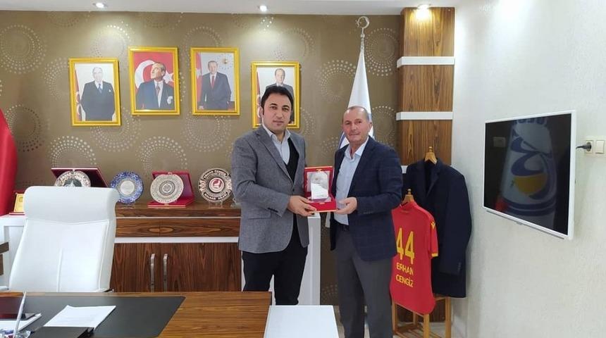 Emekliye ayrılanlara plaketli teşekk&uuml;r