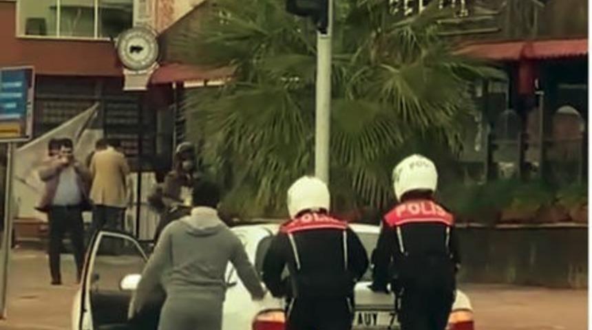 Yolda kalan  s&uuml;r&uuml;c&uuml;ye polis desteği