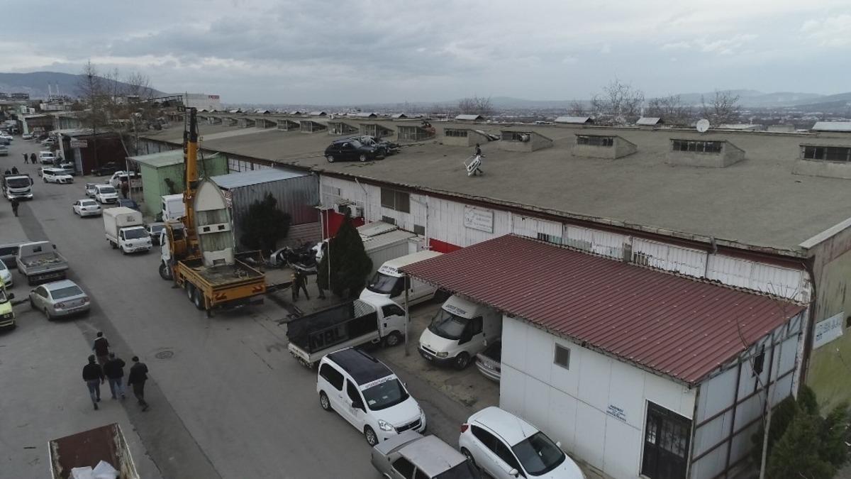 Bursa&rsquo;da 1 kişinin yaralandığı 20 iş yeri ve 12 aracın zarar g&ouml;rd&uuml;ğ&uuml; anlar g&uuml;venlik kamerasına yansıdı