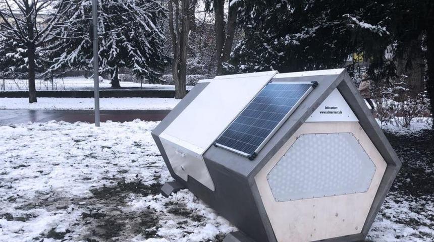 Almanya'da evsizler için uyku kapsülleri kuruldu