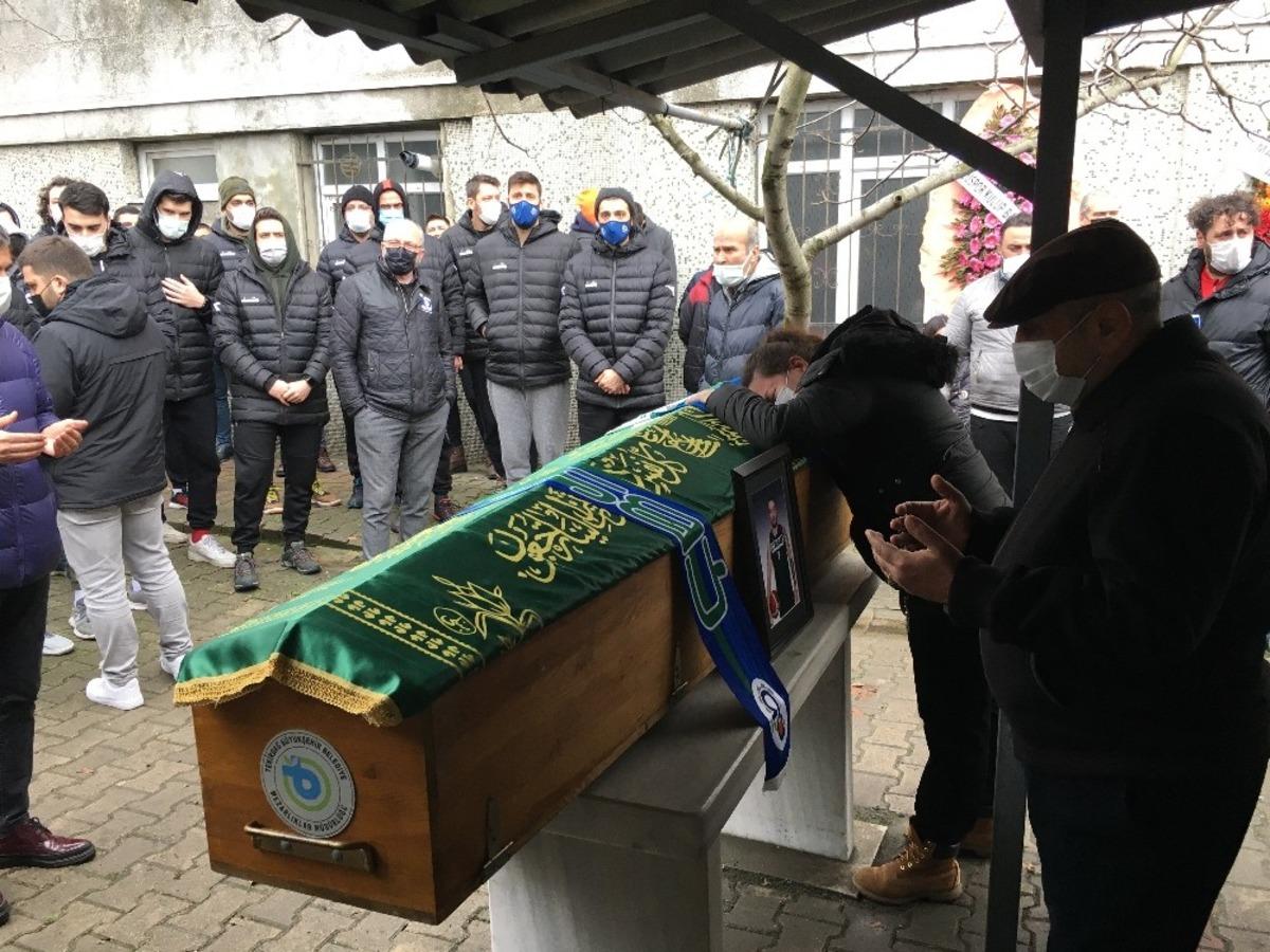 Lojmandaki odasında &ouml;l&uuml; bulunan basketbolcu toprağa verildi