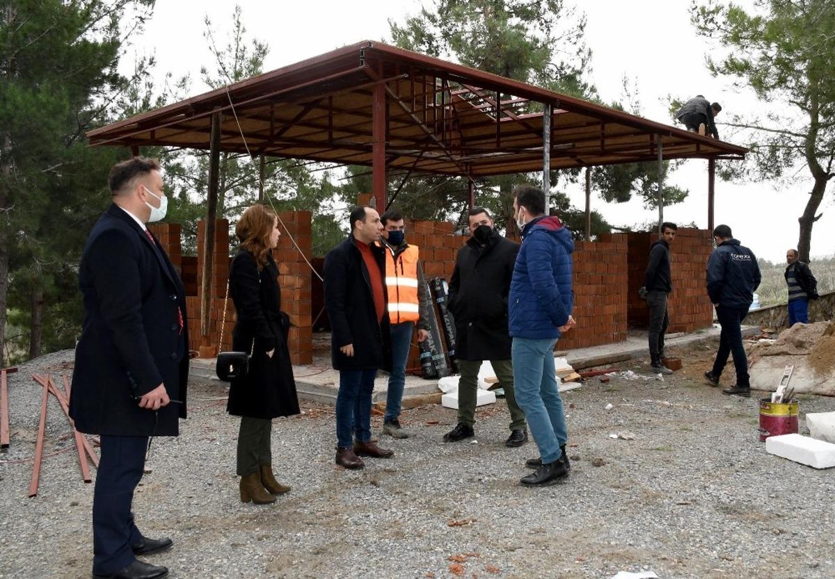 Kuşadası Yeni Asri Mezarlığında d&uuml;zenleme &ccedil;alışmaları s&uuml;r&uuml;yor