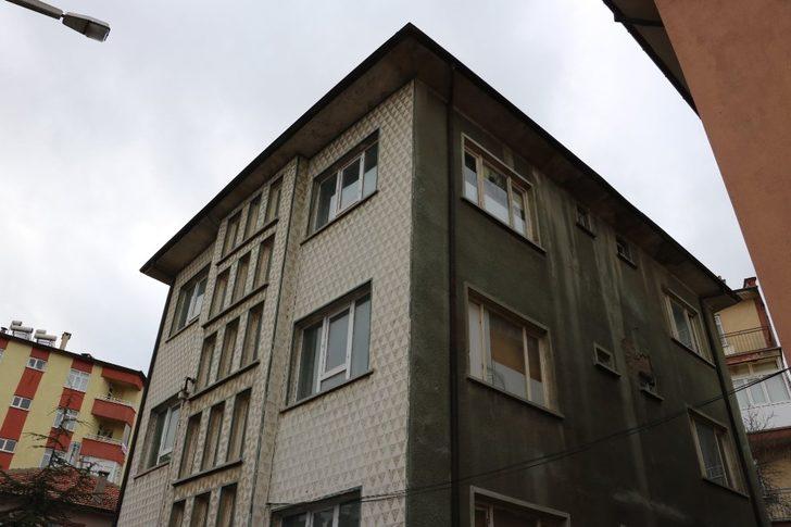 Çatıda mahsur kalan kediyi itfaiye ekipleri kurtardı G4